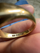Load image into Gallery viewer, Vintage 9ct Gold Signet Ring