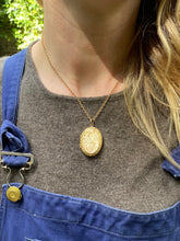 Load image into Gallery viewer, Victorian 9ct Back & Front Acanthus & Heart Locket