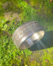Load image into Gallery viewer, Antique Silver Acorn Motif Bracelet