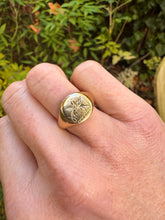 Load image into Gallery viewer, Vintage 9ct Gold Signet Ring
