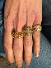 Load image into Gallery viewer, Vintage 9ct Gold Signet Ring
