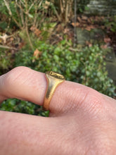 Load image into Gallery viewer, c. 1915 18ct Talbot Dog Signet Ring
