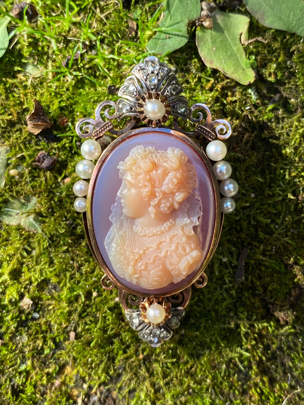 Highly Detailed Victorian Cameo Locket Pendant/Brooch